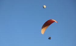 Pamukkale'de paraşütçüler, sıcak hava balonundan atladı