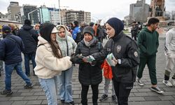 Polis ekipleri, Taksim Meydanı'nda vatandaşlara bilgilendirici broşür dağıttı