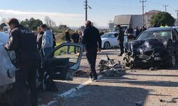 Sakarya'da iki otomobilin çarpıştığı kazada yaralanan 1 kişi daha öldü