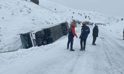 Sivas'ta cenazeden dönenleri taşıyan otobüs devrildi, 14 kişi yaralandı