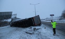 Tekirdağ'da buzlanma nedeniyle devrilen tır ulaşımda aksamaya neden oldu