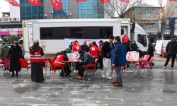 Vanlılar "Birbirimize candan bağlıyız" sloganıyla kan bağışı yaptı