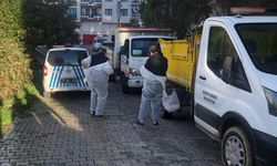 Yalova'da kötü kokular yayılan evden 2 ton çöp çıkarıldı