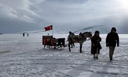 Yüzeyinin büyük bölümü donan Çıldır Gölü'nde hafta sonu yoğunluğu