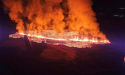 İzlanda'da yanardağ patladı! Lavlar kasabaya ulaştı