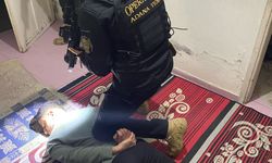 Adana'da terör örgütü elebaşının posterini asan 2 kişi yakalandı