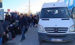 Afyonkarahisar'da minibüs ile tırın çarpışması sonucu 12 kişi yaralandı