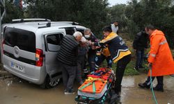 Antalya'da otomobil ile hafif ticari aracın çarpıştığı kazada 2 kişi yaralandı