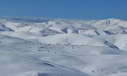 Bayburt'ta yüksek kesimlerdeki yayla evleri karla kaplandı