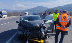 Bursa'da iki otomobilin çarpıştığı kazada 5 kişi yaralandı