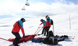 Erciyes'in pist güvenliği timi yaralanan kayakseverlerin yardımına koşuyor