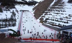 Erzurum'da anneler Palandöken'de çocuklarıyla kızakla kayıp eğlendi