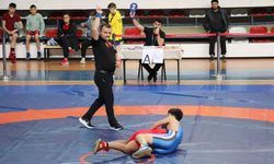 Karaman'da okul sporları yıldızlar güreş grup müsabakaları başladı