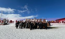 Kayseri'de kadınlar Erciyes Kayak Merkezi'nde eğlendi