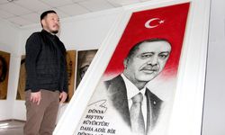 Kırgız ressam, 70 bin çivi ve tel kullanarak Cumhurbaşkanı Erdoğan'ın portresini yaptı