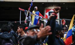 Kolombiya'da meydanlara inen binlerce kişi Devlet Başkanı Petro'ya destek verdi