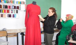 Kursa katılan Yozgatlı kadınlar eski giysi ve kumaşları ürüne dönüştürüyor