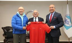 Türkiye Tenis Federasyonu Başkanı Cengiz Durmuş, Kayseri Büyükşehir Belediyesini ziyaret etti