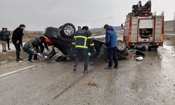 Ağrı'da takla atan otomobildeki 2 kişi yaralandı