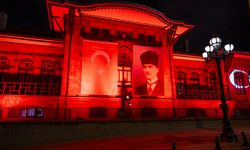 Birinci Meclis Binası ve Atatürk Cumhuriyet Kulesi Türk bayrağı renklerine büründü