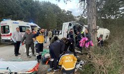 Bolu'da kayak merkezinden dönenleri taşıyan minibüsün devrilmesi sonucu 14 kişi yaralandı