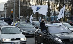 Bosna Hersek'te Bağımsızlık Günü'nde altın zambaklı bayraklarla araç konvoyu yapıldı