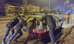 Çorum-Ankara kara yolunda bozulan otomobil bekçilerin yardımıyla çekildi