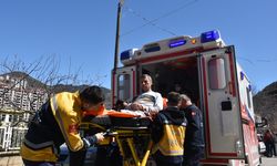 Gümüşhane'de felçli kişi oy kullanmaya ambulansla gitti