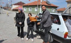 Gurbetçiler, 4 yıldır ramazanda mahalle halkına iftarlık dağıtıyor