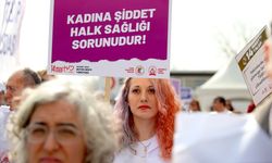 İstanbul'da bir grup sağlık çalışanı, taleplerini duyurmak için yürüdü