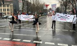 İstanbul'da trafikte bekleyenlere bale gösterisi sürprizi