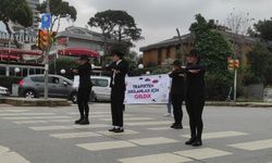 İstanbul'da trafikte bekleyenlere "moonwalk dansı" sürprizi