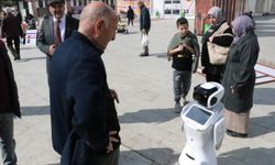 Karabük'te insansı robotla seçim anketi yapıldı