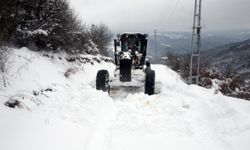 Kastamonu'da ekipler ilkbaharda karla mücadele çalışması yapıyor