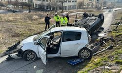 Kayseri'de yaya geçidindeki trafik kazası güvenlik kamerasına yansıdı