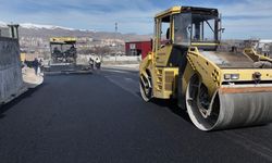 Niğde Belediyesi kentte asfalt serimi gerçekleştiriyor