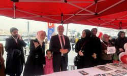 Saadet Partisi İBB Başkan adayı Aydın, Eminönü'nde partisinin standını ziyaret etti: