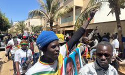 Senegal'de muhalif lider Sonko'nun destekçileri evinin önünde nöbet tutuyor