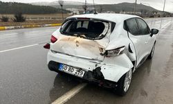 Sivas'ta tır ile otomobil çarpıştı, 3 kişi yaralandı