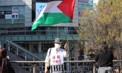Tokyo'nun ana ulaşım merkezlerinden Şincuku'da "İsrail'in Gazze saldırıları" protesto edildi