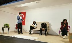 Ulaş'ta öğrenciler tiyatro oyunuyla bağımlılığa dikkati çekti