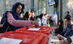 İran'da oy verme süresi gece yarısına uzatıldı