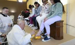 Papa Francis, 12 kadın mahkumun ayağını yıkadı