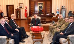 Milli Savunma Bakanı'nın vali ziyaretine AKP'liler de eşlik etti