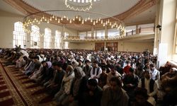 Afgan halkı, güvenlik önlemleri eşliğinde bayram namazını eda etti