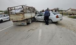 Aksaray'da otomobil ile kamyonet çarpıştı, 3 kişi yaralandı