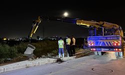 Antalya'da bir otomobil su kanalına devrildi