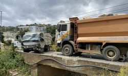 Antalya'da kamyonla çarpışan kamyonetin sürücüsü ağır yaralandı