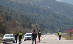 Bolu ve Düzce'de bayram tatili denetimlerinde kurallara uymayan 833 sürücüye ceza