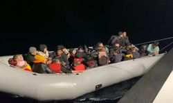 Çanakkale açıklarındaki lastik botta 29 düzensiz göçmen yakalandı